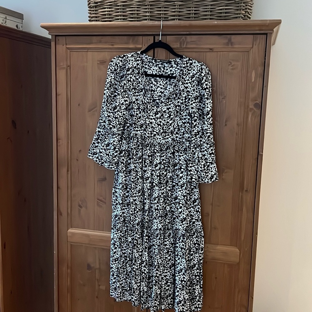 Like new Zara tiered black and white flower printed dress